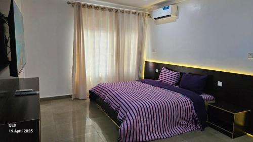 Ένα ή περισσότερα κρεβάτια σε δωμάτιο στο EmeraldSuites Timilehin Court Alalubosa GRA