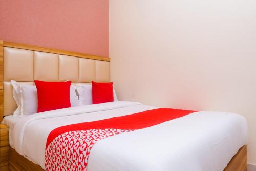 Ένα ή περισσότερα κρεβάτια σε δωμάτιο στο Hotel Sun City Near Saifee Hospital And HN Reliance Hospital
