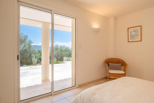 Postel nebo postele na pokoji v ubytování Family Villa with Pool and Sublime Sea View