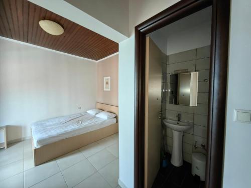 un piccolo bagno con un letto e un lavandino di Blue Levantes a Pefkohori