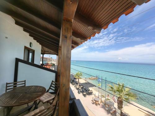 un balcone con vista sull'oceano di Blue Levantes a Pefkohori