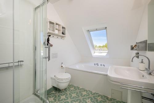 VaschvitzにあるFährhaus Wittowのトイレと洗面台を備えた白いバスルーム