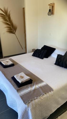 a bed with two towels on top of it at Chez Katty in Régusse
