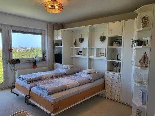 una camera da letto con due letti e una finestra di DECK 7 a Sankt Peter-Ording