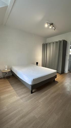 ChaulgnesにあるMaison cosy près du circuit Nevers Magny-Coursの大型ベッド1台