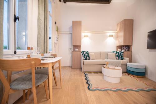 un salon avec une table et un canapé dans l'établissement CIA - Cozy Flat Palais Royal, Louvre, à Paris