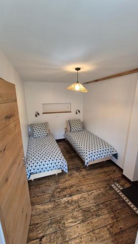 Ένα ή περισσότερα κρεβάτια σε δωμάτιο στο Maison de village rénovée