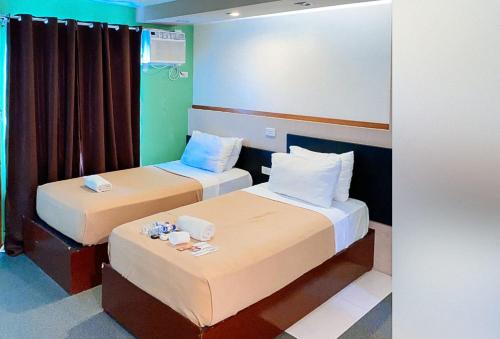Postel nebo postele na pokoji v ubytování Villa Rosita Hotel Naga City by RedDoorz