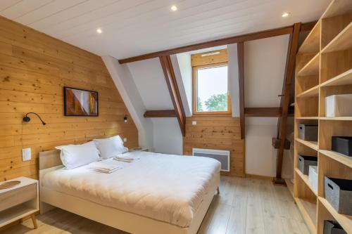 une chambre avec un lit et une étagère dans l'établissement Maison Louise, à Saint-Crépin-et-Carlucet