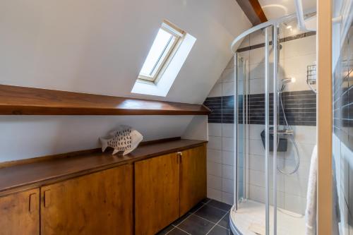 La salle de bains est pourvue d'une douche et d'une cabine de douche en verre. dans l'établissement Maison Louise, à Saint-Crépin-et-Carlucet