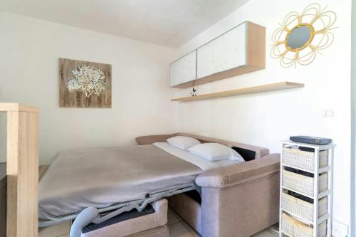 un lit d'hôpital dans une chambre avec aermottermott dans l'établissement Studio Marco Polo Mandelieu - proche mer, à Mandelieu-la-Napoule