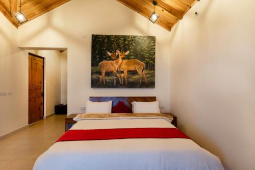Postel nebo postele na pokoji v ubytování Shree Parijat Resort - Luxury Resort in Mukteshwar