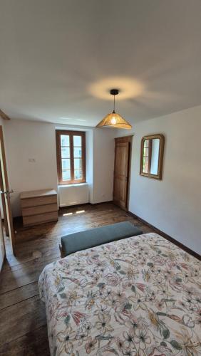Ένα ή περισσότερα κρεβάτια σε δωμάτιο στο Maison de village rénovée