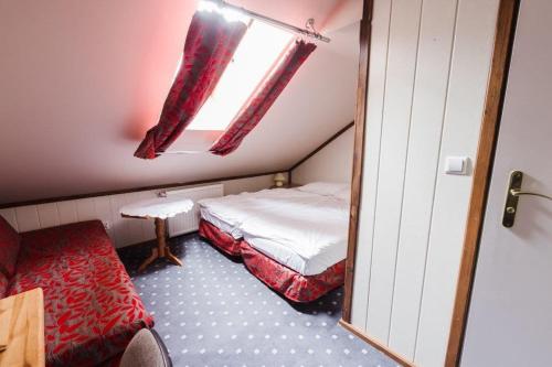 Ένα ή περισσότερα κρεβάτια σε δωμάτιο στο Hotel Kęszyca Leśna