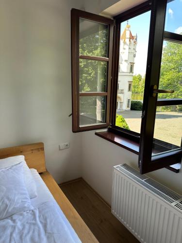 Postel nebo postele na pokoji v ubytování Zámek Žinkovy