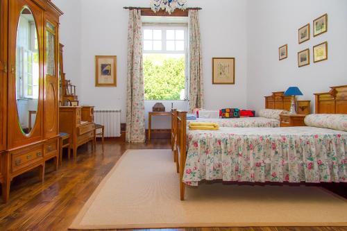 1 dormitorio con 2 camas y ventana en Liiiving in Ofir | Manor Pool House, en Fonte Boa