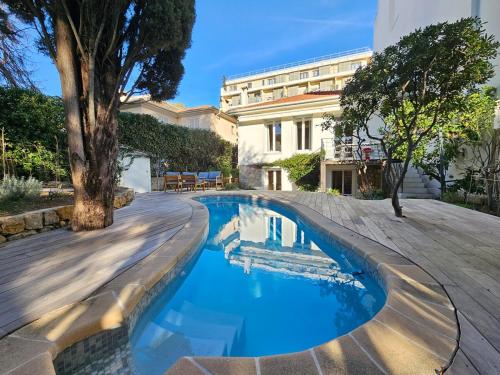 une piscine devant un immeuble dans l'établissement 3 bedroom house in the center of Cannes, à Cannes