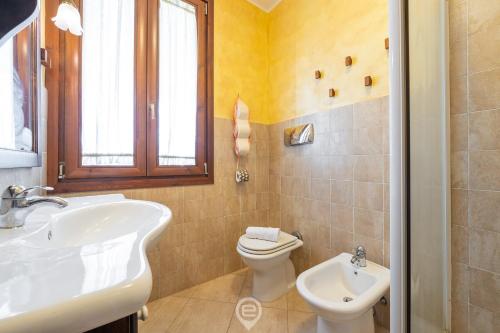 a bathroom with a sink and a toilet at Wide Horizons House in Simius