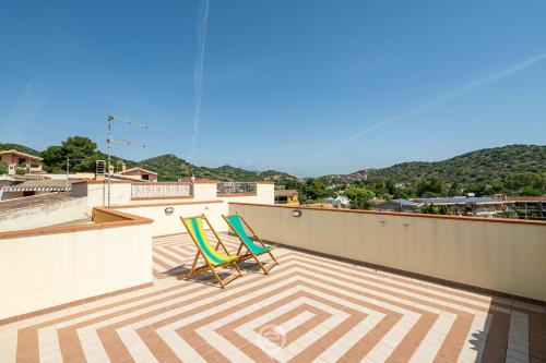 two chairs sitting on top of a roof at Wide Horizons House in Simius
