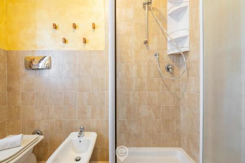a bathroom with a shower with a toilet and a sink at Wide Horizons House in Simius