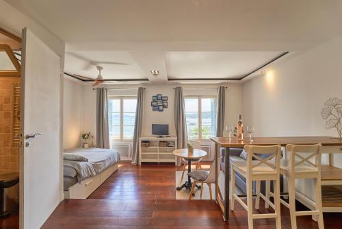 a bedroom with a bed and a table and a desk at Studio vue mer à Tamaris in La Seyne-sur-Mer