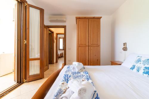 a bedroom with a bed with blue and white sheets at Wide Horizons House in Simius