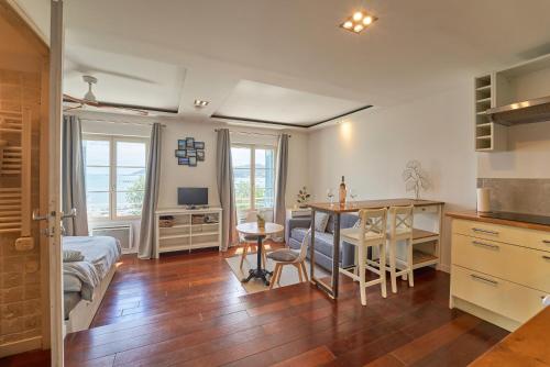 a room with a bed and a desk and a kitchen at Studio vue mer à Tamaris in La Seyne-sur-Mer