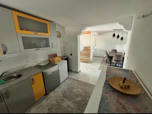 Η κουζίνα ή μικρή κουζίνα στο Peace Holiday Home