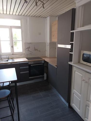 une cuisine avec un évier et une cuisinière four supérieur dans l'établissement Appartement 2 chambres à Cannes, à Cannes