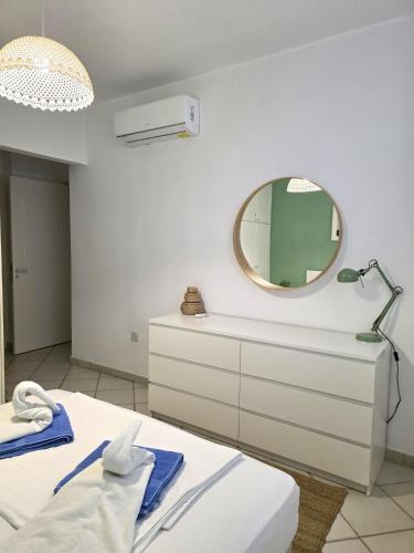 Postel nebo postele na pokoji v ubytování H&O Best Apt In Paphos!
