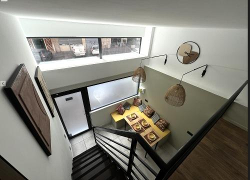 - une vue de tête sur un salon dans une maison dans l'établissement Pépite entre Le Panier et le Vieux-port, à Marseille