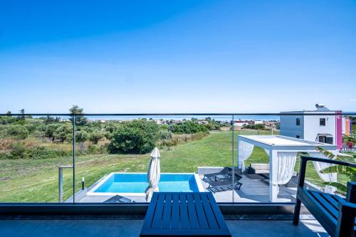 Πισίνα στο ή κοντά στο Continent Villas