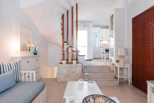 シビリにあるF & B Summer Collection - Siviri Family Maisonetteのリビングルーム(キッチンへ続く階段付)