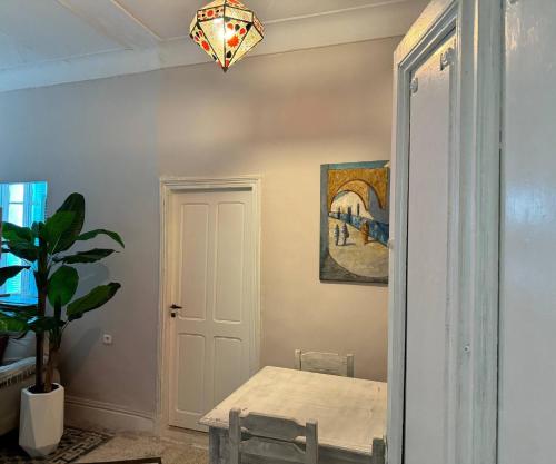 a dining room with a table and a chandelier at Cozy luxury apartment in the heart of Tunis in Tunis