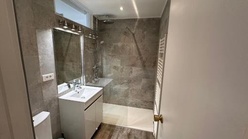 une salle de bain avec un lavabo et une douche dans l'établissement Appartement Neuf - Six Fours Les plages - Parking privatif - Clim - Balcon - 500m de la mer, à Six-Fours-les-Plages