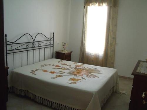 サン・ヴィート・ロ・カーポにあるCase nel Giardinoの花柄のベッドが備わるベッドルーム1室が備わります。