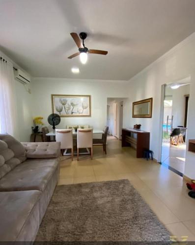 Casa com piscina em excelente localização