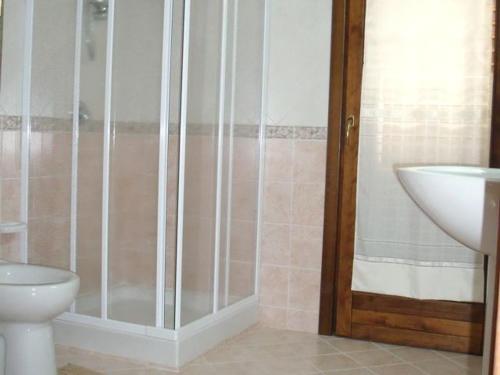 サン・ヴィート・ロ・カーポにあるCase nel Giardinoのバスルーム(シャワー、トイレ、シンク付)