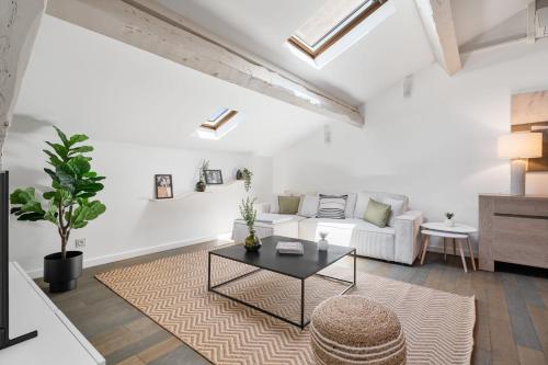 un salon avec un canapé blanc et une table dans l'établissement Appartement Reyer - Welkeys, à Cannes