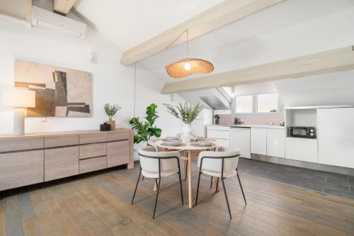 une cuisine et une salle à manger avec une table et des chaises dans l'établissement Appartement Reyer - Welkeys, à Cannes