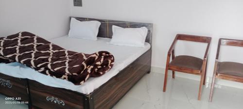 Una cama o camas en una habitación de Narmada sky ridge view hotal