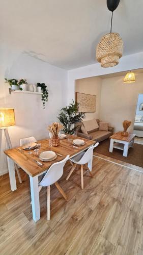 un salon avec une table et des chaises en bois dans l'établissement Fusterie - Paisible T3 centre historique, à Avignon