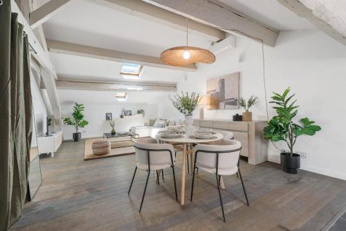 une salle à manger avec une table et des chaises dans l'établissement Appartement Reyer - Welkeys, à Cannes