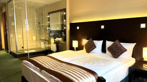Postel nebo postele na pokoji v ubytování Hotel Lumière an der Messe