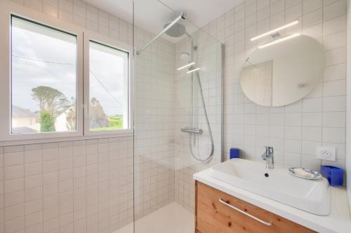 a white bathroom with a sink and a shower at Vue mer - Maison pour 6 avec balcon - Jardin in Plouguerneau