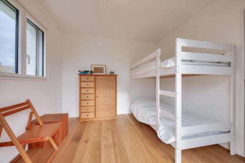 a bedroom with two bunk beds and a desk at Vue mer - Maison pour 6 avec balcon - Jardin in Plouguerneau