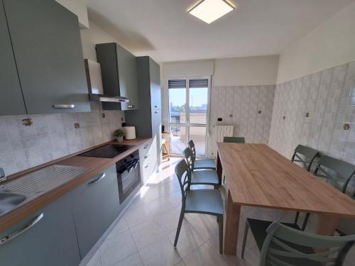 Kuchyň nebo kuchyňský kout v ubytování Panoramico Barona Duplex-Penthouse