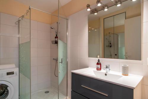 a bathroom with a sink and a shower at Le Mayalou - Vue Mer in Sarzeau