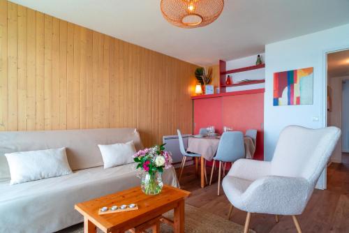 un salon avec un canapé et une table dans l'établissement Le Mayalou - Vue Mer, à Sarzeau