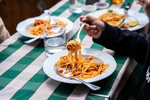 Comida en o cerca de este hotel